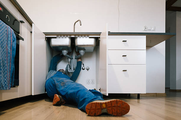 Professional Emergency Plumber technician working in Frostproof, FL
